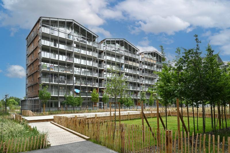 L’architecture moderne intègre harmonieusement l’environnement urbain et favorise le bien-être.